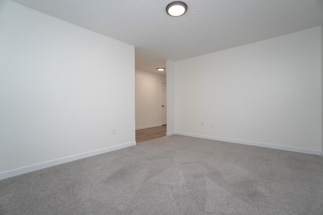 Building Photo - 1512 W Cub River Dr