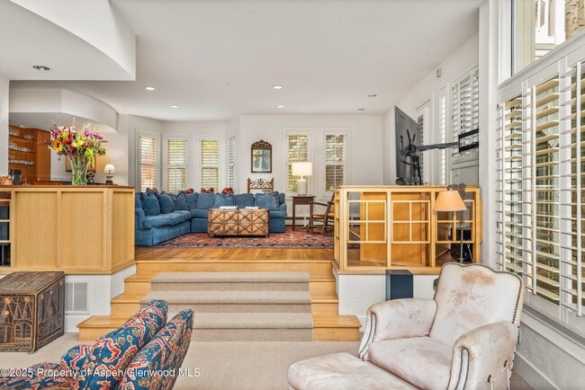 Building Photo - 431 W Hopkins Ave