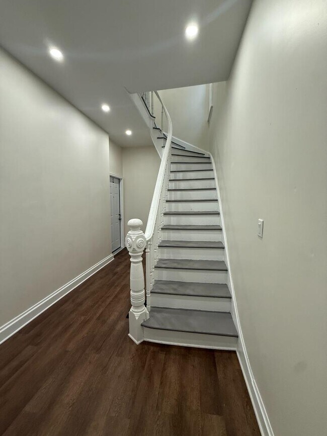 Building Photo - 161 6th Ave