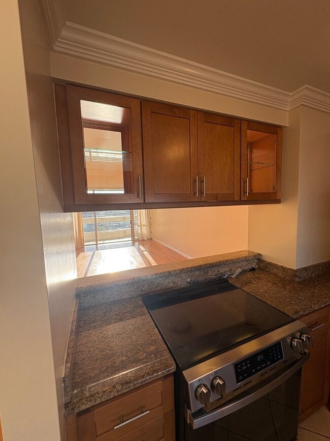 Building Photo - 2 bedroom, 2 bath, 1 parking Banyan Tree Plaza (Punahou)