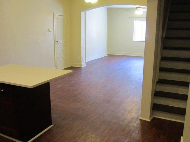 Building Photo - Luxury College Rental - South Side Flats