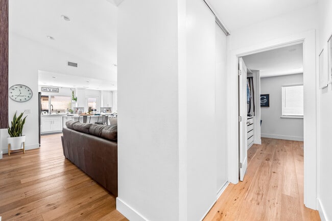 Building Photo - 6522 Farinella Dr