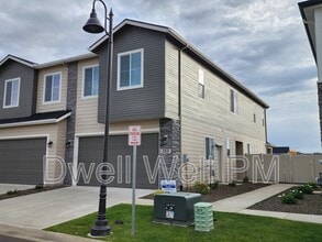 Building Photo - 350 N Lagrasse Ln