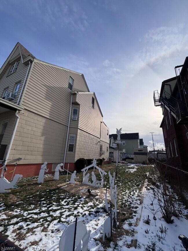 Building Photo - 414 20th Ave