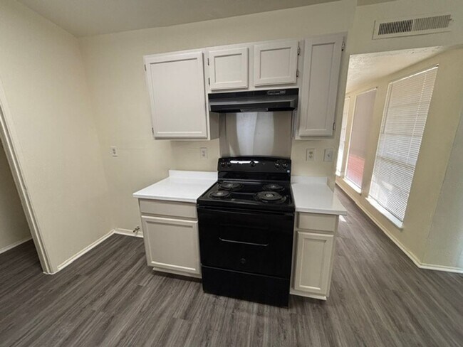 Building Photo - 2517 Limestone Dr
