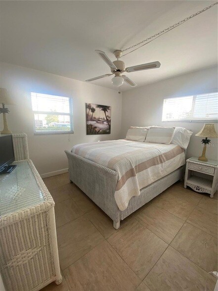 Building Photo - 9200 Midnight Pass Rd