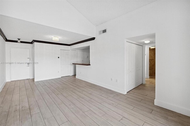 Building Photo - 9741 Fontainebleau Blvd