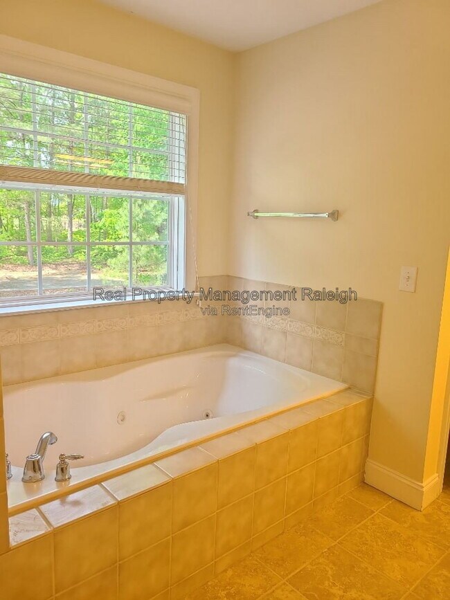 Building Photo - 7801 Kensington Manor Ln