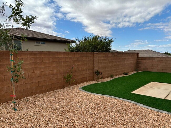 Building Photo - Stunning 4-Bedroom Home!