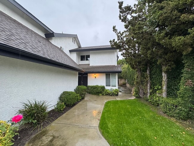 Building Photo - Stunning 5Bd/3.5Ba Home in Laguna Hills with a Pool and Elevator!