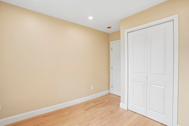 Building Photo - 559 Winthrop St