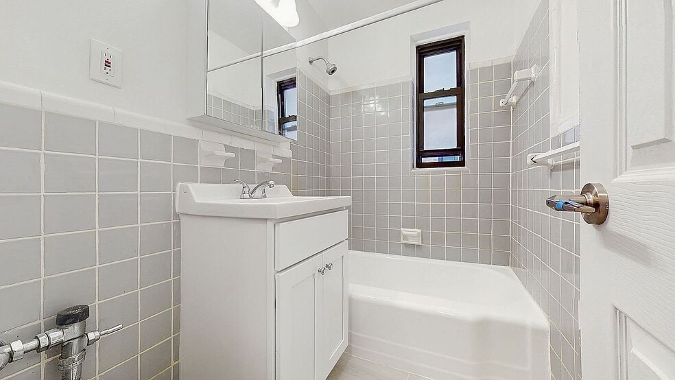 Building Photo - 282 E 35th St