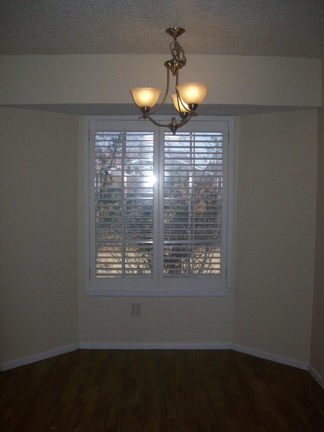 Building Photo - Great updated 4 bedroom 2.5 bath home, 2 c...