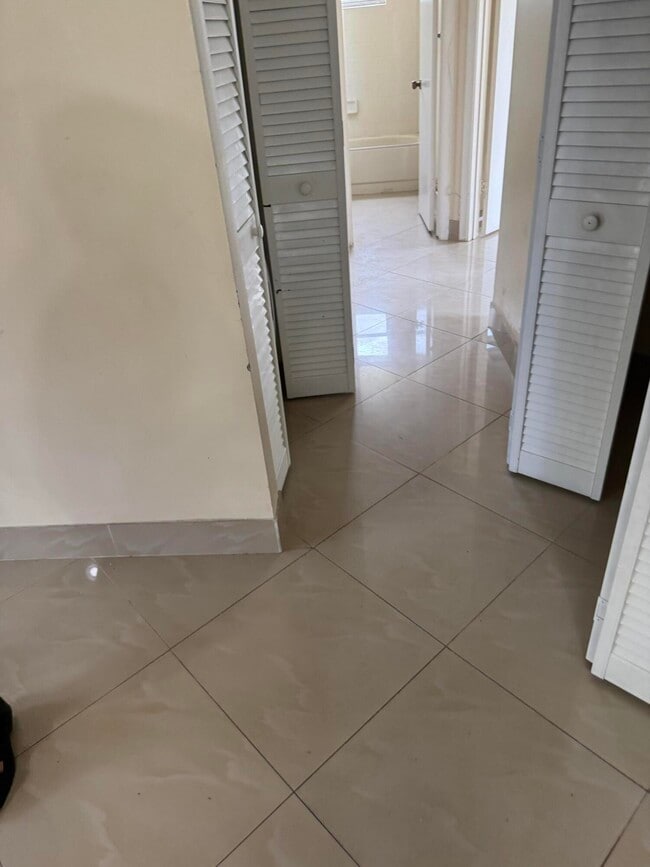 Building Photo - 9921 Three Lakes Cir