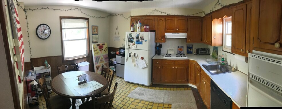 Building Photo - 106 2nd St