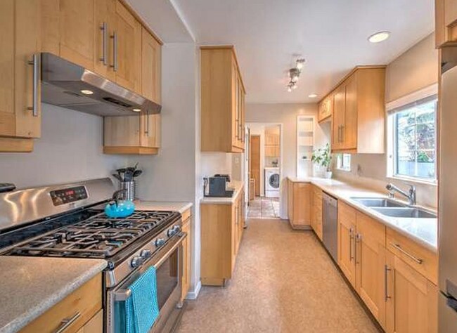 Building Photo - Beautifully Remodeled Home in Fantastic Westside Village/Palms location