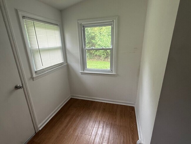 Building Photo - Three bedroom, 1 bath house in Burlington