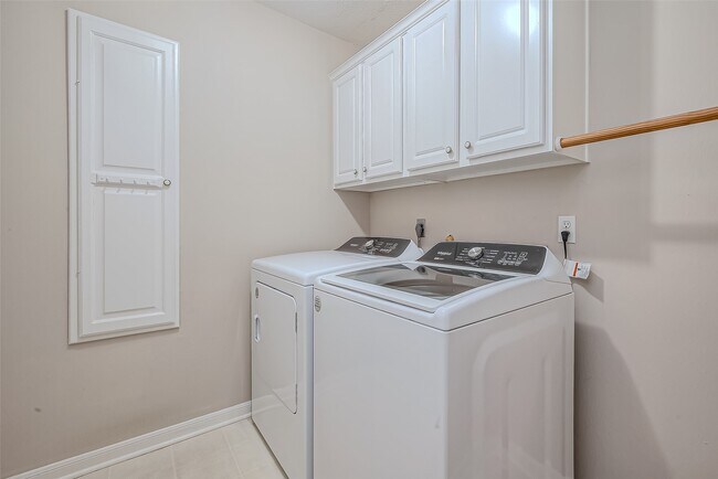 Building Photo - 7135 Woodland Oaks