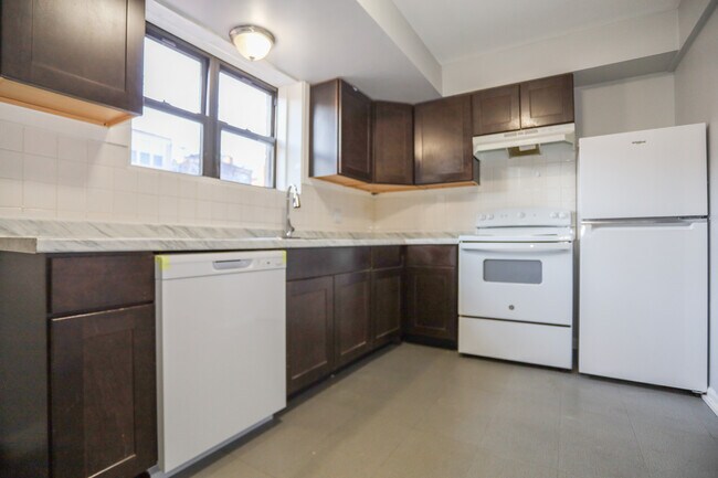 Building Photo - 9016 Lamon Ave