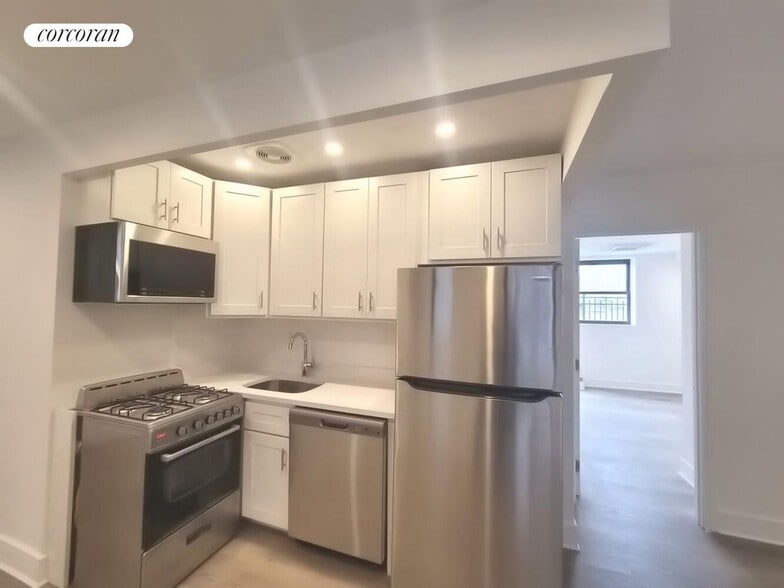 Building Photo - 45 W 81st St