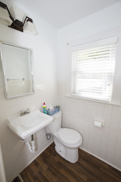 Main Floor Half Bath - 33 Grosvenor St