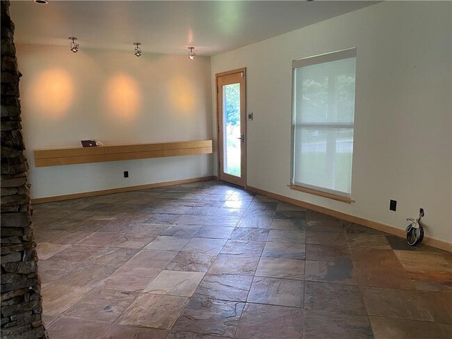 Building Photo - 2500 Barhill Dr