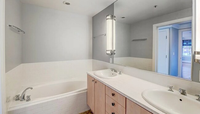 Building Photo - 1560 Blake St