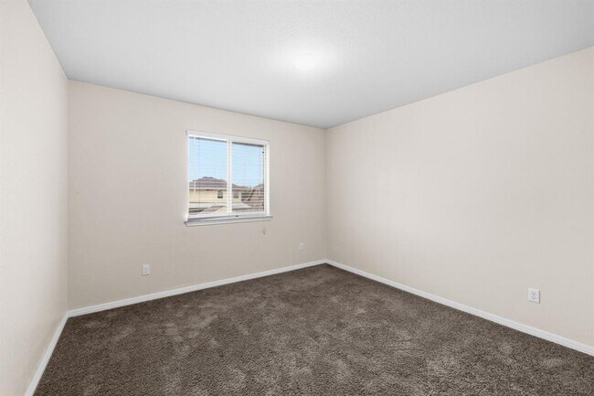 Building Photo - 601 Silver Wing Dr