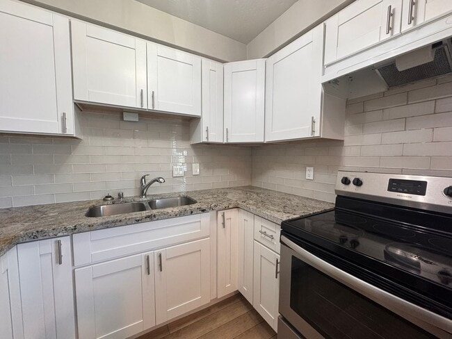 Building Photo - Coastal Condo for Rent in Del Mar – Beachside Living at Its Best