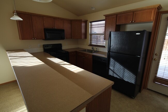 Building Photo - SW Redmond 3 Bdrm House, 2 Bath, Gas Heat & A/C, Patio & Fenced Yard, Dbl Garage