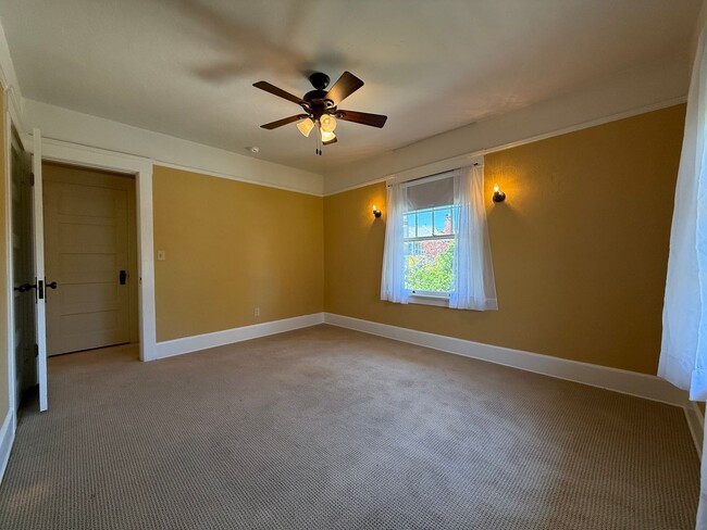 Building Photo - Fabulous Bankers Hill location 3 Bedroom Top-floor duplex unit