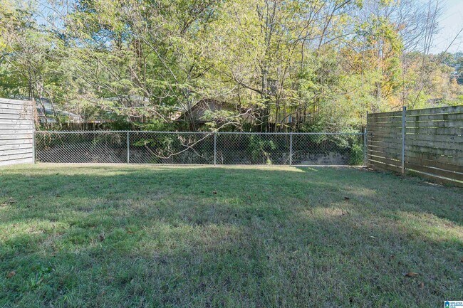 Building Photo - 615 Broadway St