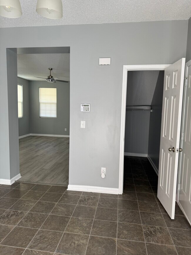 Building Photo - 721 Pebblestone Dr