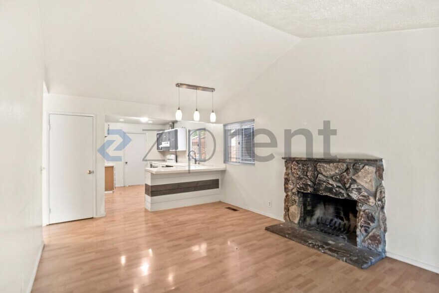 Building Photo - Unit