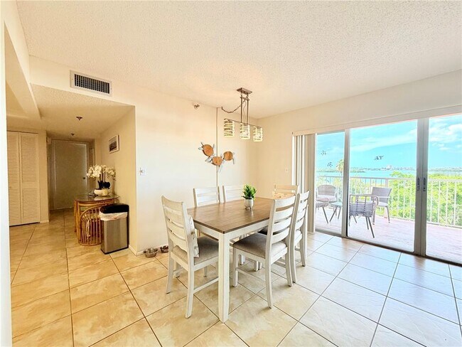 Building Photo - 7430 Sunshine Skyway Ln S