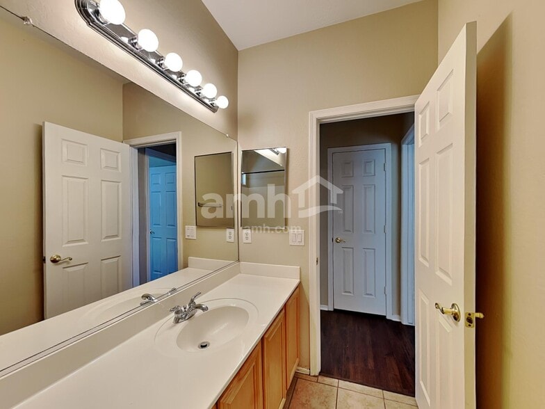Building Photo - 5202 W Sunland Ave
