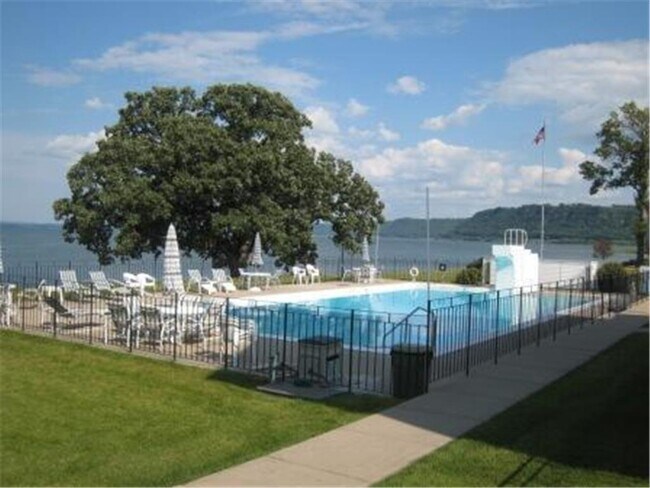 Building Photo - 1300 S Lakeshore Dr
