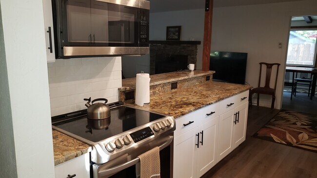 Kitchen bar - 1848 Alpine St