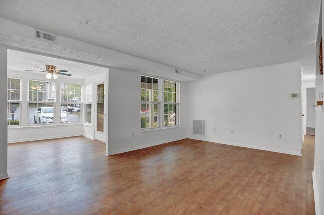 Building Photo - Large 2 Bedroom 2 Bath Ground Floor Condo - ZERO STEPS!