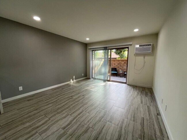 Building Photo - Downstairs 1 Bedroom Unit in Orange