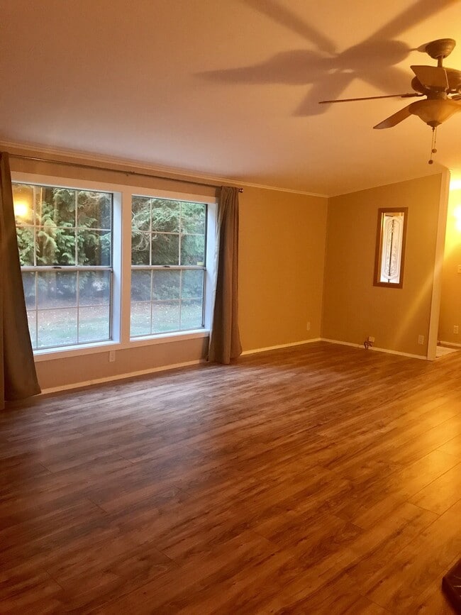 Building Photo - 309 NE Whimbrel Ct