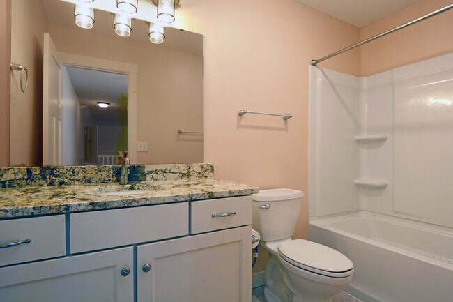 Building Photo - Beautiful 3 BD / 2.25 BA townhome in Rosemount!