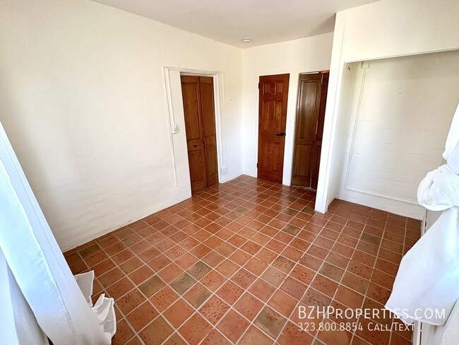 Building Photo - Charming 2Bed 2bath In Hollywood Hills