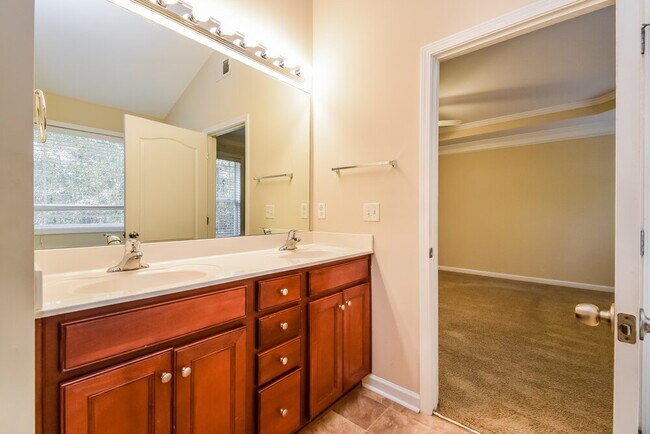 Building Photo - 910 Elderberry Ln