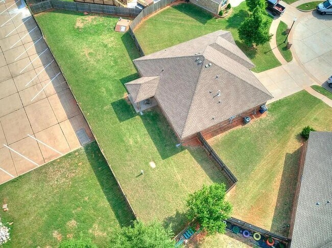 Building Photo - 532 W Shadow Ridge Way