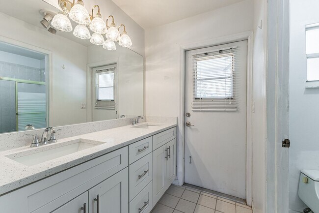 Building Photo - 608 Richmond Ave N