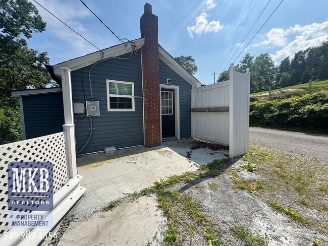 Building Photo - 812 Montvue Rd