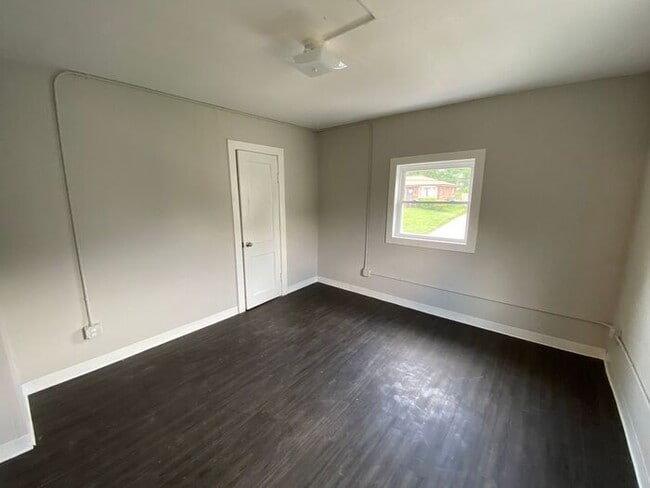 Building Photo - Newly Renovated One Bedroom in Elizabeth Park