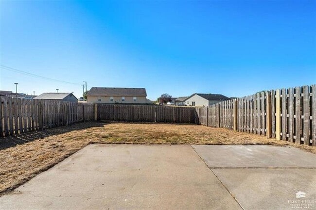 Building Photo - Charming Townhome, Prime Location, Cozy Li...