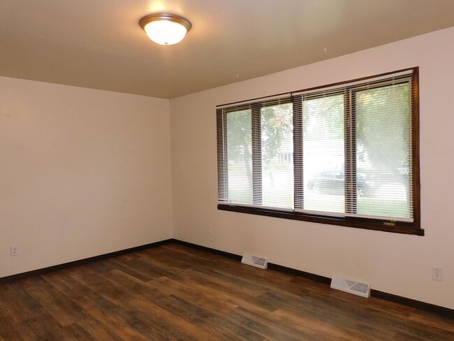 Building Photo - Beautiful 3 bedroom 2 bath Single Family H...